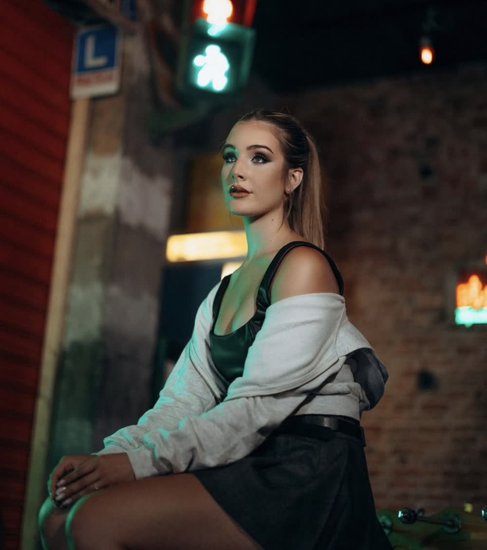 Lourdes en una sesión nocturna bajo un semáforo con luces de neón